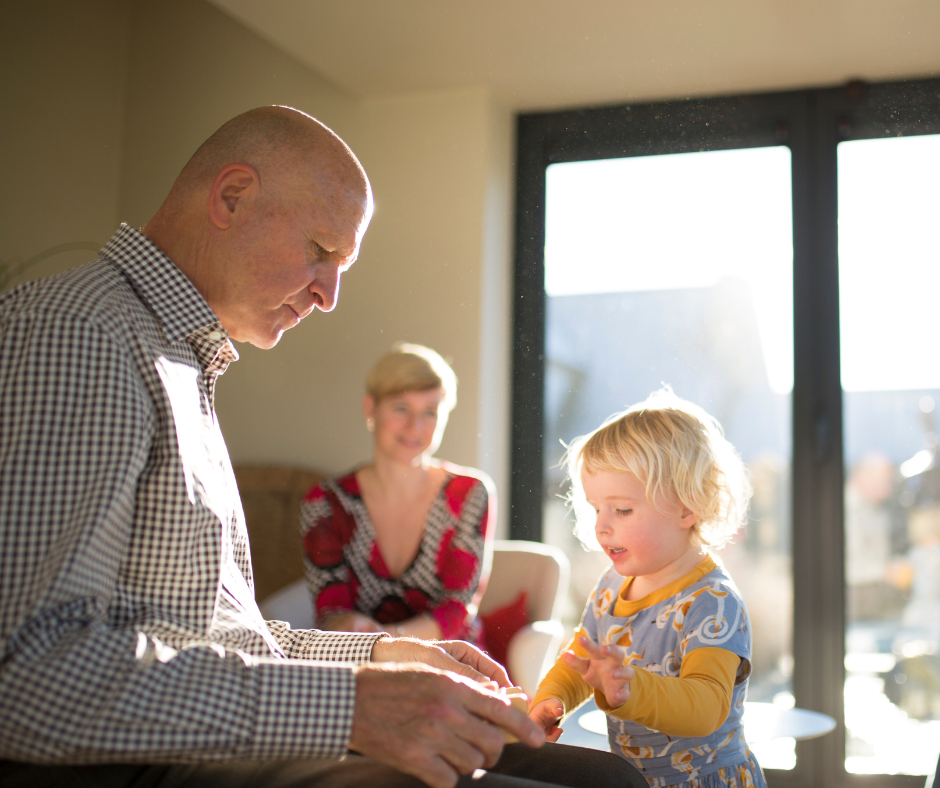 Un grand-père profite de la présence de sa fille et petite-fille dans sa maison en Belgique.